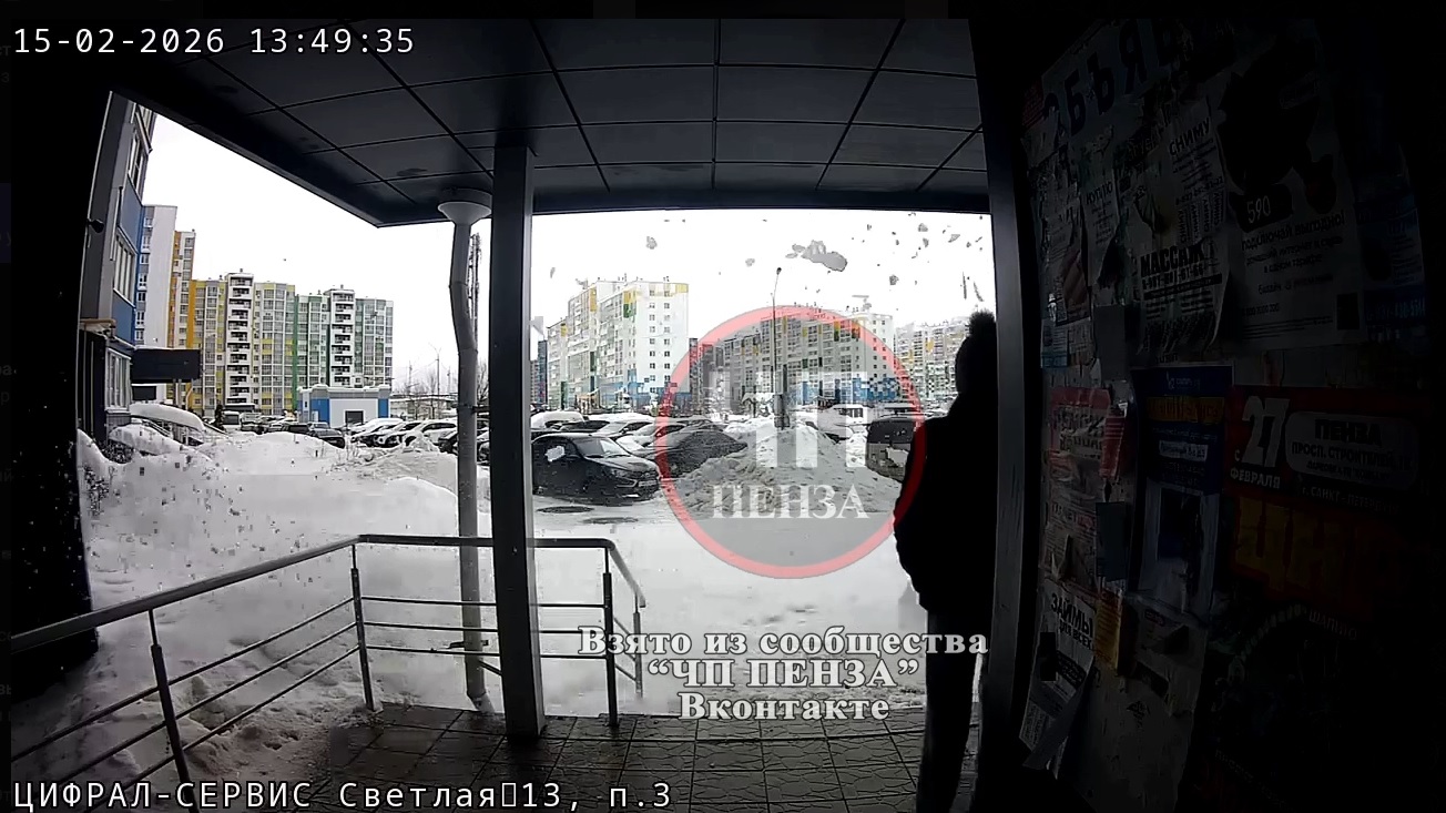 В Засечном лавина снега и льда сошла прямо у выхода из подъезда