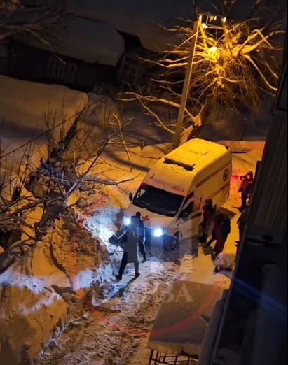 Пензенцы рассказали, как 40 минут откапывали скорую помощь на улице Чкалова