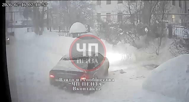 В Чаадаевке снежная глыба рухнула на машину, когда водитель пропускал школьников