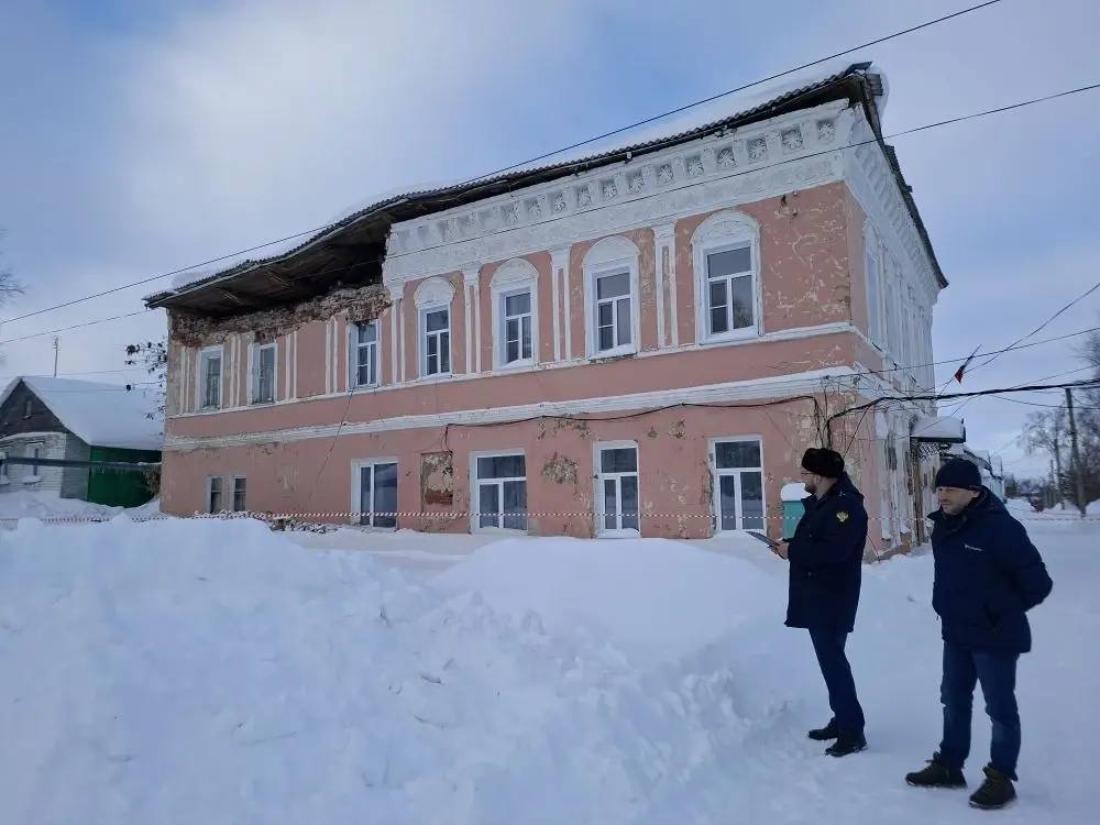 Прокуратура начала проверку после обрушения крыши администрации в Спасске