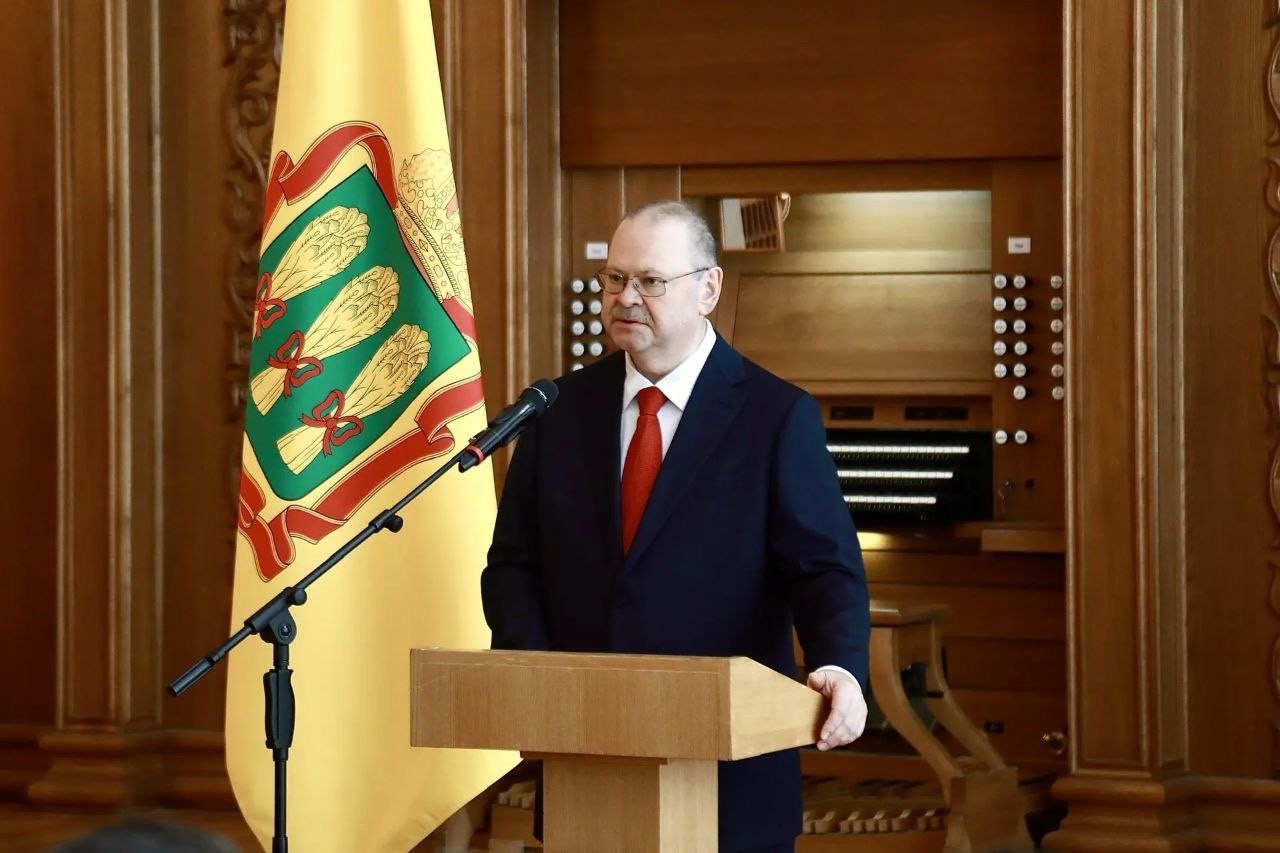 Олег Мельниченко наградил более 100 жителей региона за вклад в защиту Отечества