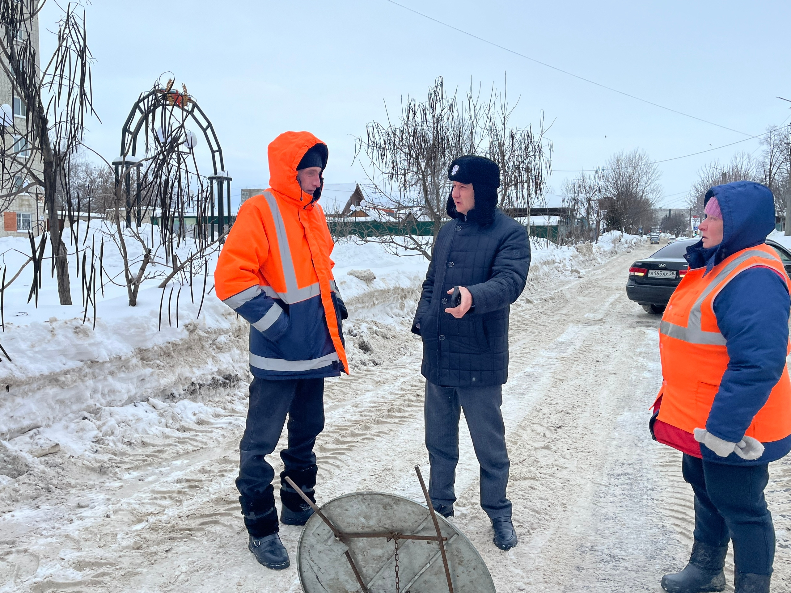 В Кузнецке с трех утра начали расчищать самые узкие участки дорог