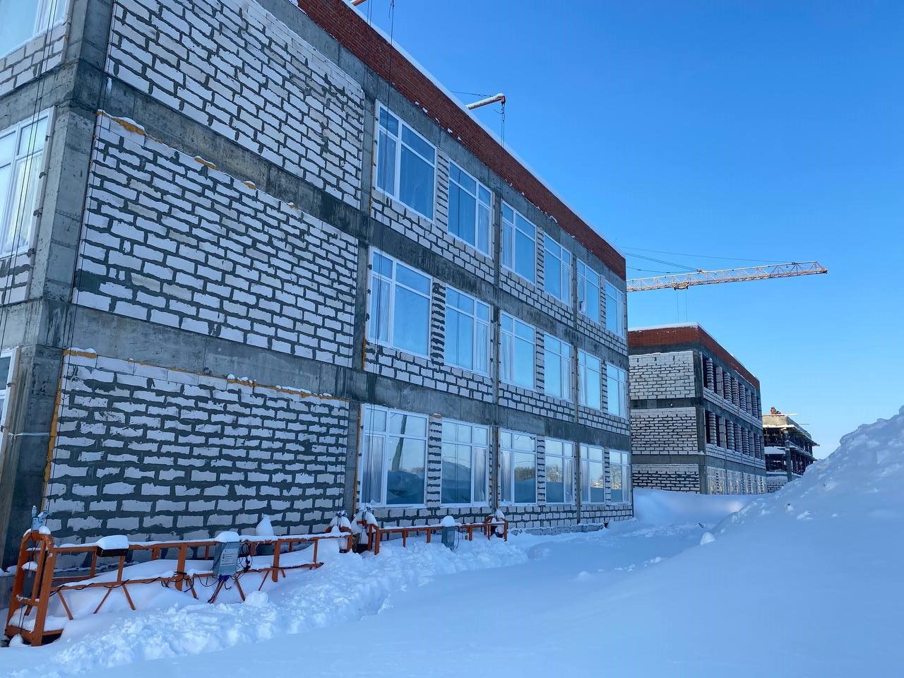 В здания будущей школы в Лугометрии дали тепло, чтобы начать отделку