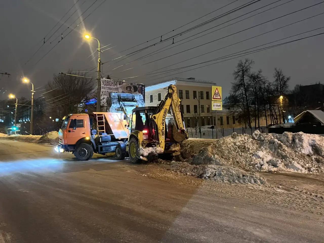 Неправильная парковка лишила жителей улицы Ладожской чистых тротуаров