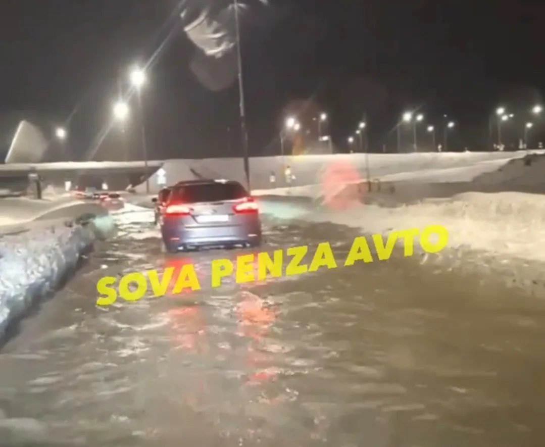 Съезд с М5 к Арбековской заставе подтопило талым снегом