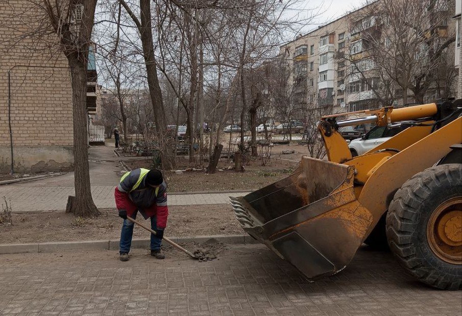 Техника из Пензы вышла на очистку и грейдирование улиц Токмака
