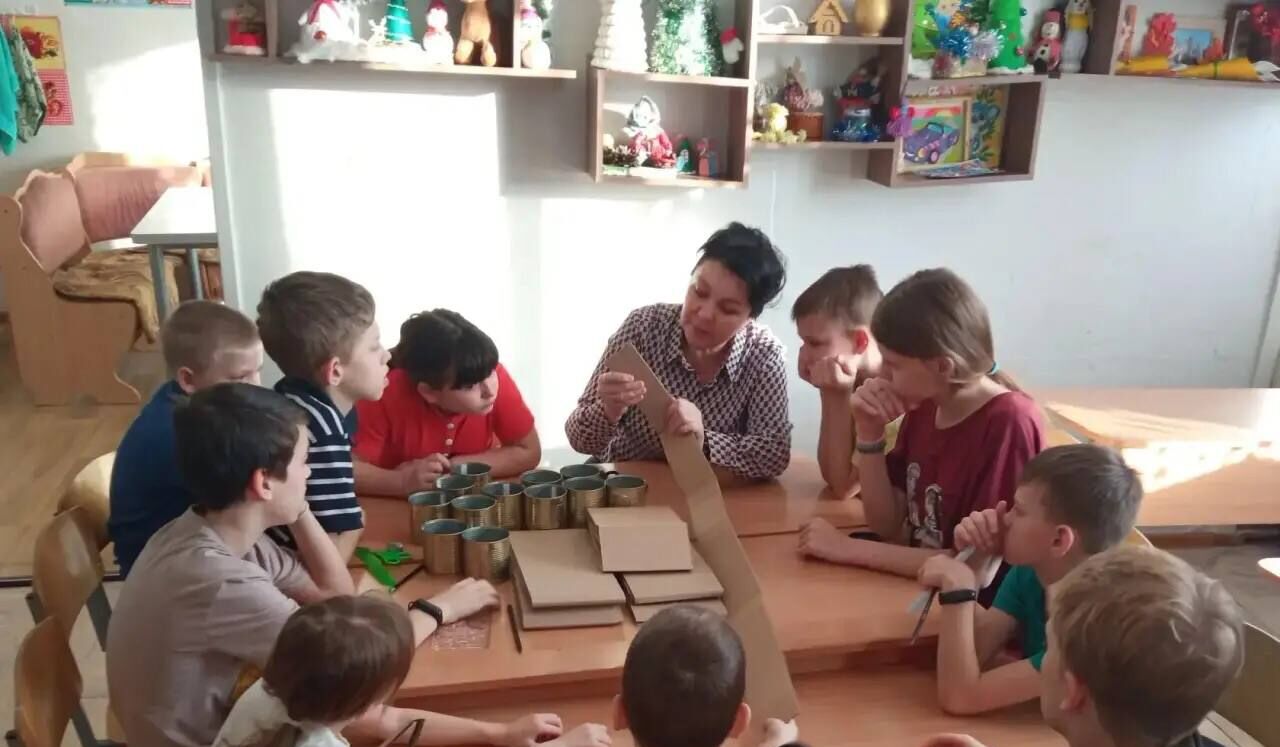 Воспитанники Спасского центра отправили подарки бойцам спецоперации