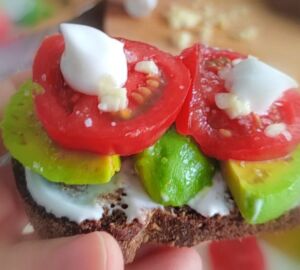 Идеальный постный завтрак: пряный бутерброд на Бородинском хлебе с авокадо и черри