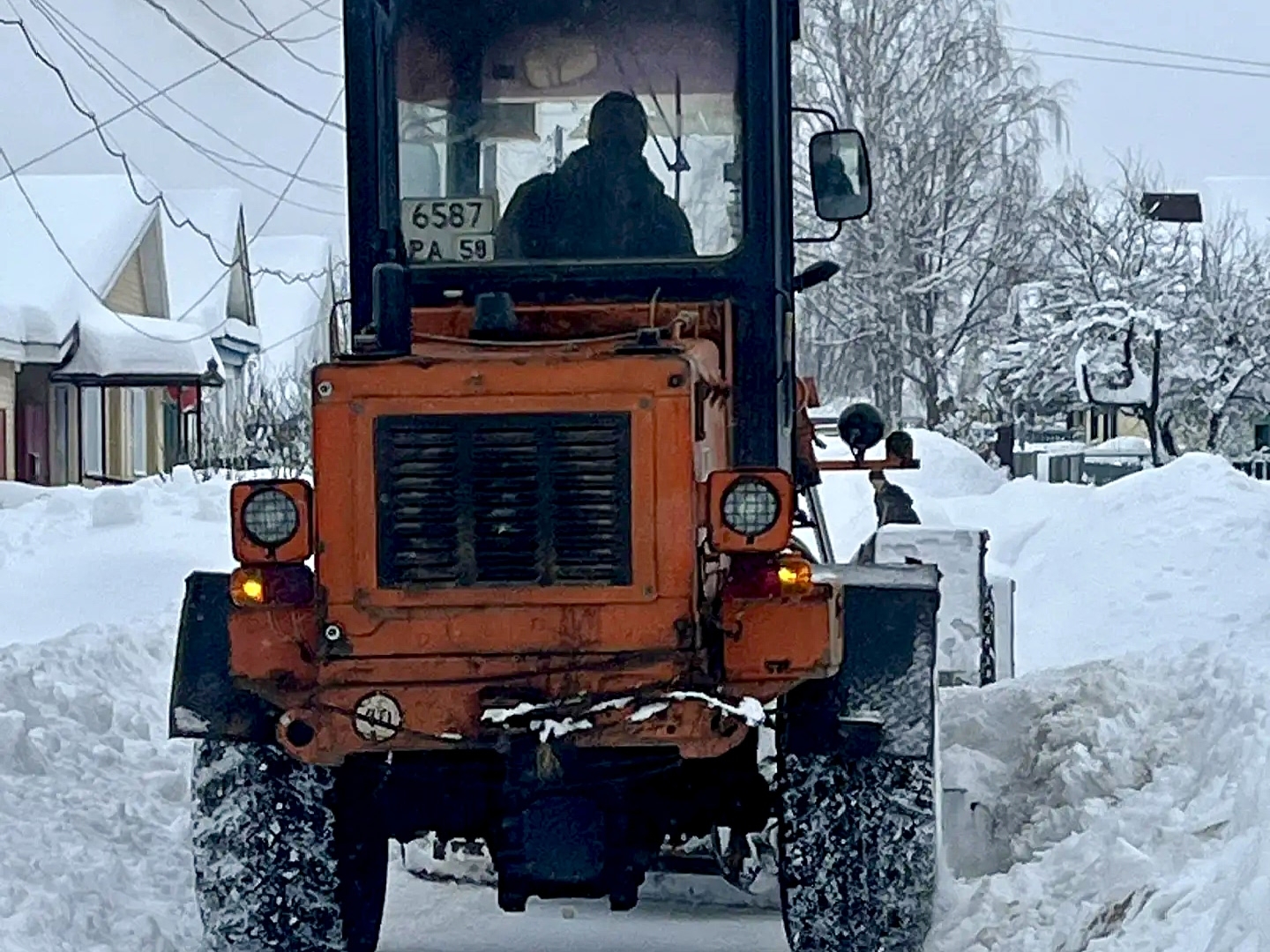 В Никольске к уборке снега подключились водители частных тракторов