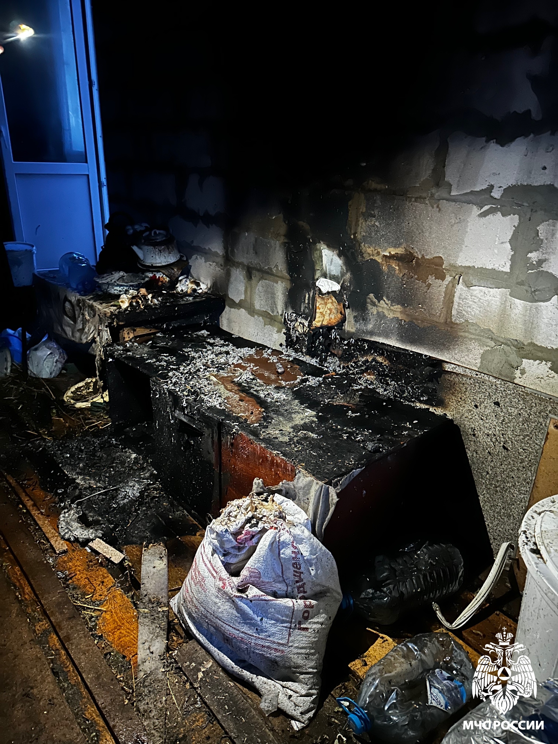 Появилось фото с места пожара в жилом доме на Чкалова в Кузнецке