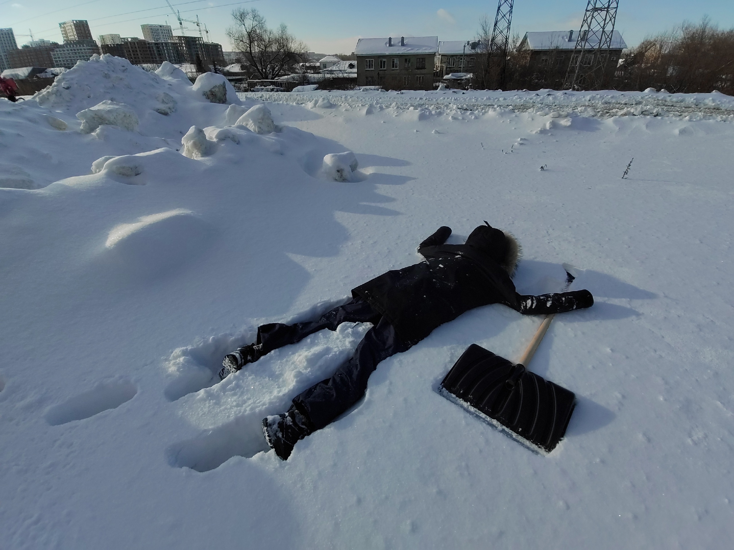 Пензенцы вынуждены идти по проезжей части из-за сугроба у министерства культуры