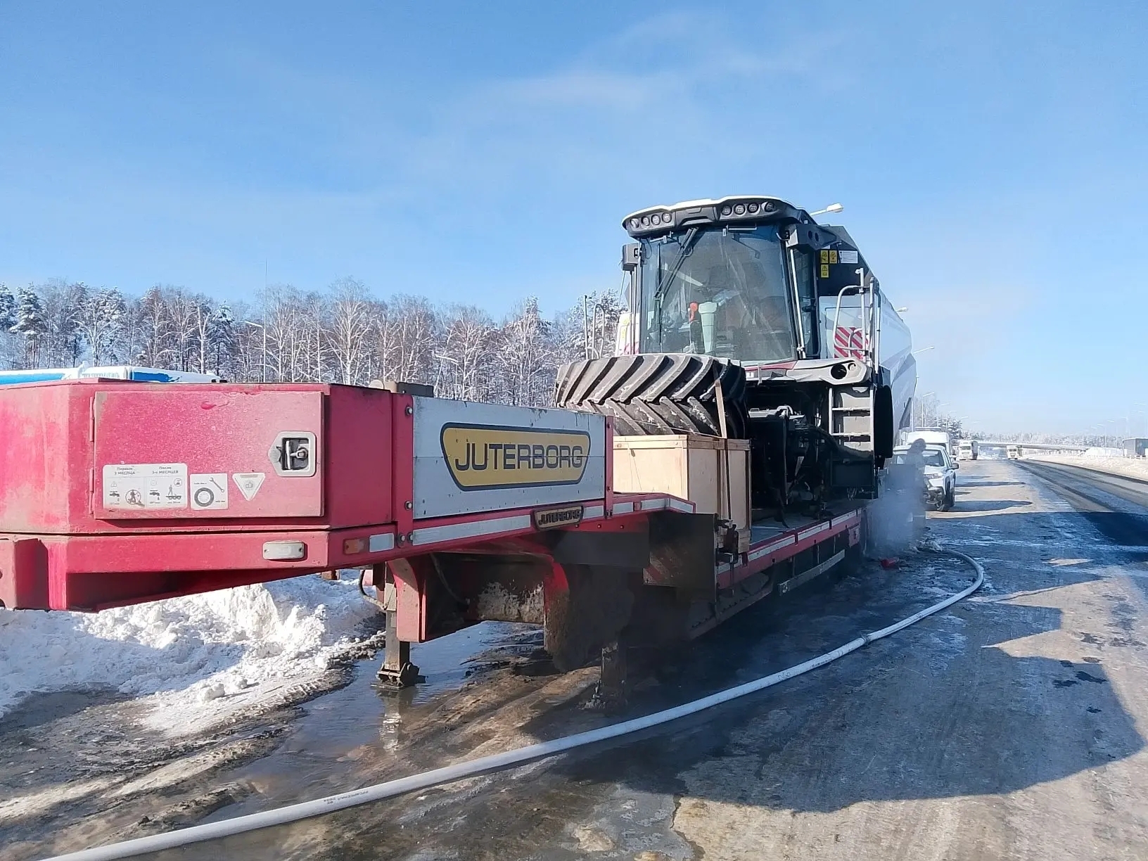 На трассе М5 спасатели вовремя отцепили тягач от горящего полуприцепа