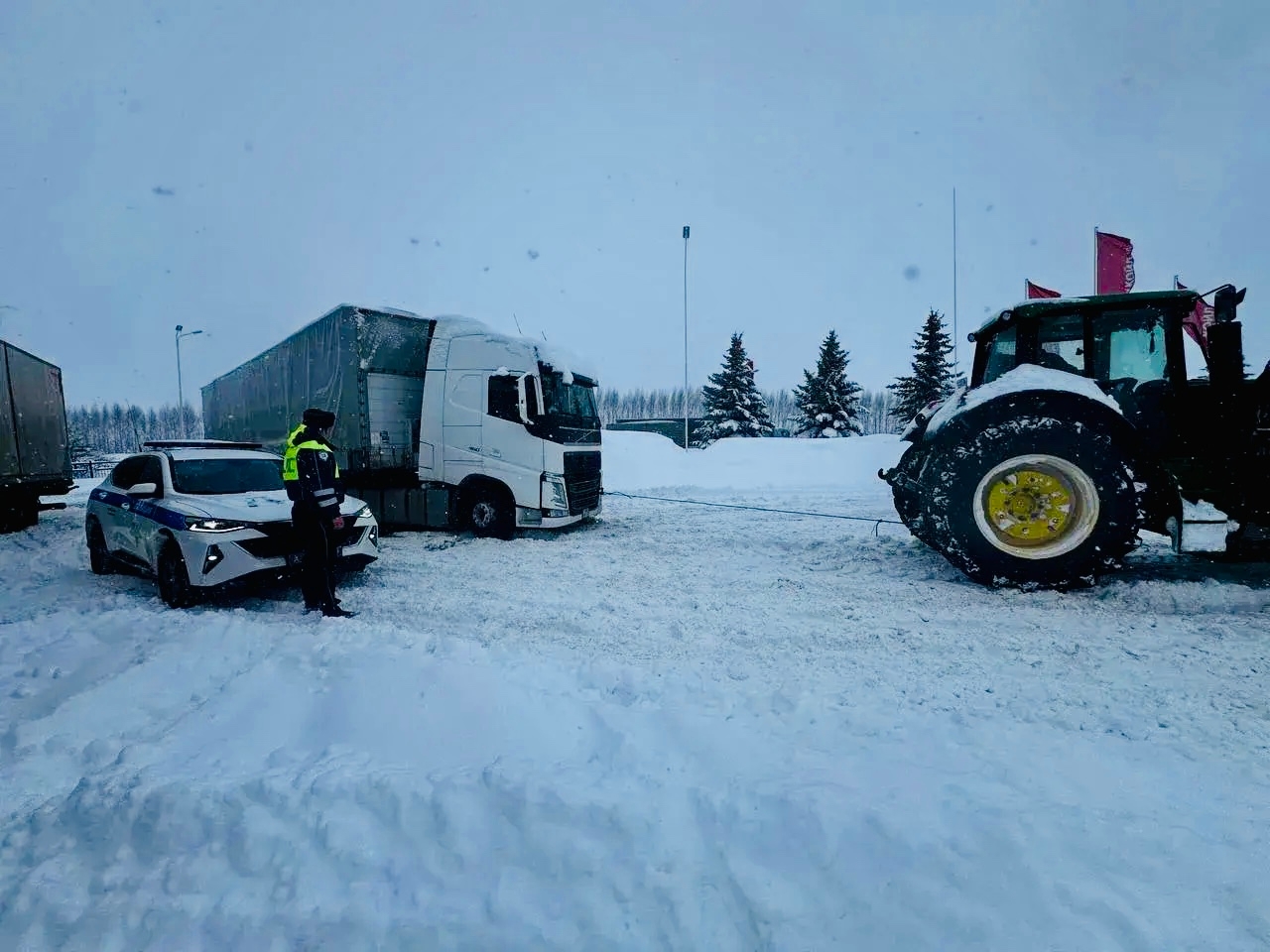Пензенские автоинспекторы вытащили фуры из снежного плена на федеральной трассе