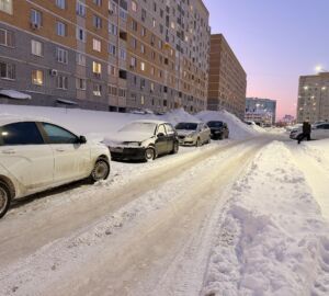 На парковке по ул. Московской в Пензе автомобиль провалился в яму