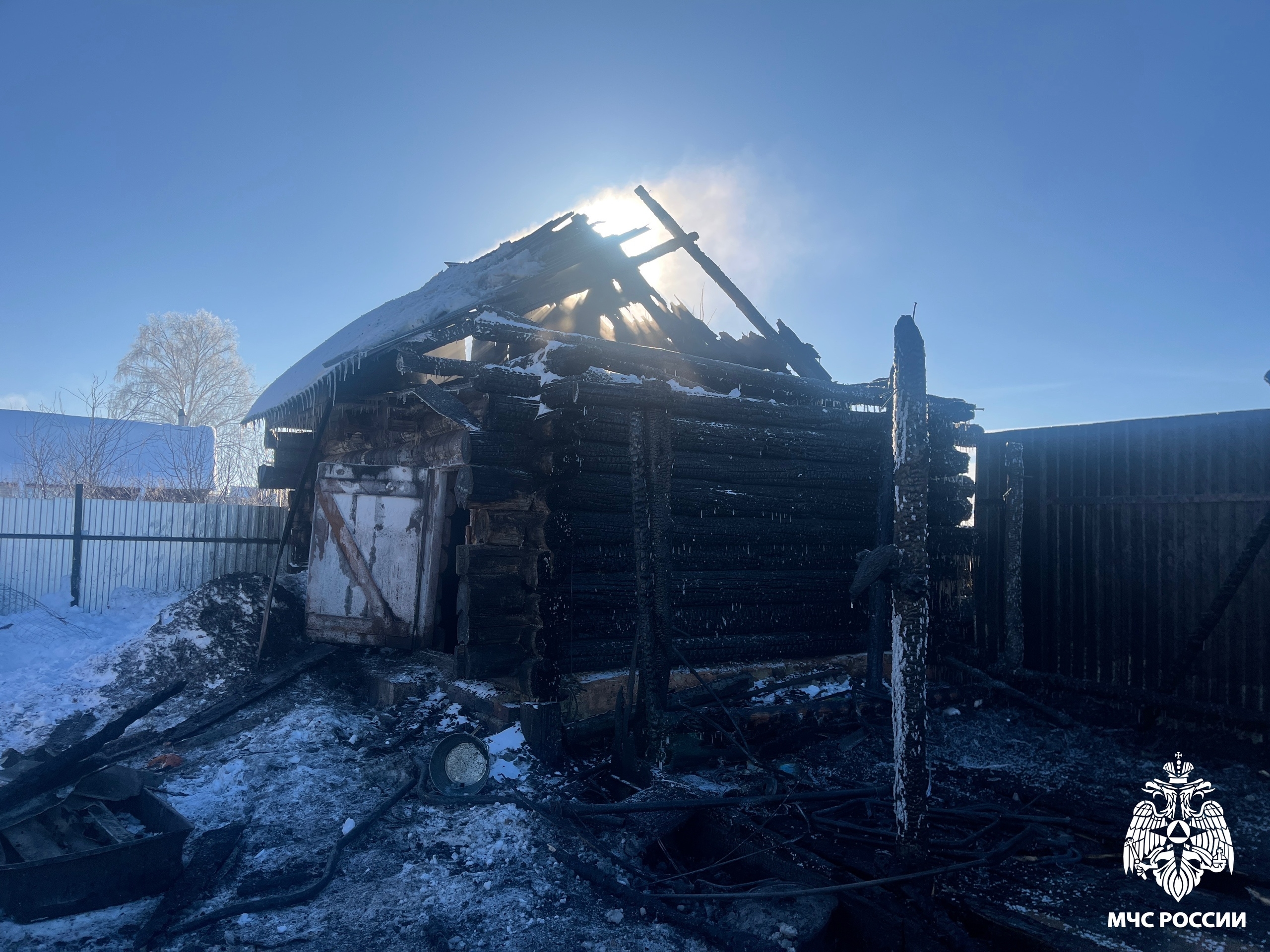 Ночной пожар в Кузнецком районе потушили, обошлось без пострадавших