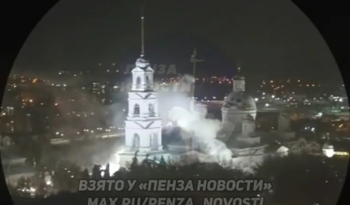 В Пензе у Спасского собора прорвало теплотрассу