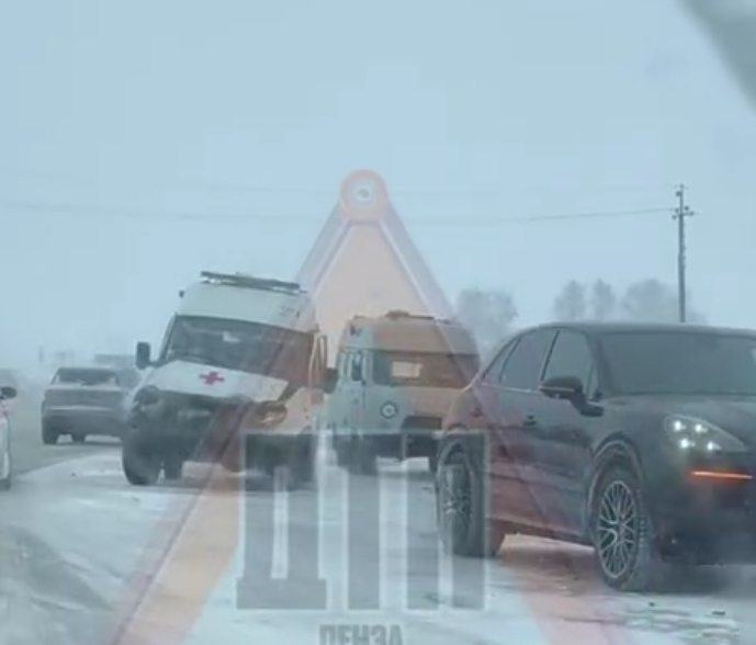 ДТП со скорой, фурами и автобусом парализовали трассу в сторону Сердобска