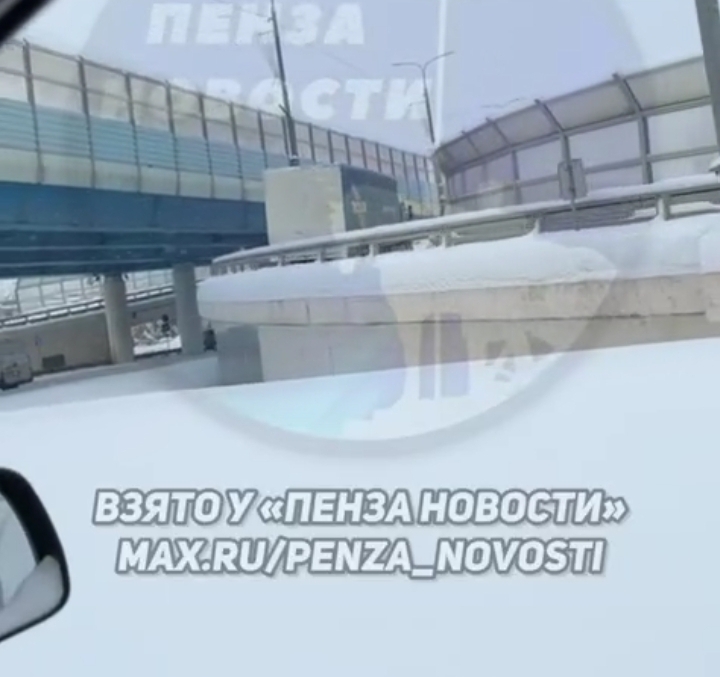 Большегруз заблокировал подъем на мост Капашина со стороны Пензы-3