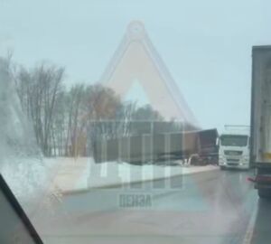 Очевидцы сообщают о вылете большегруза в кювет на трассе М-5 Урал