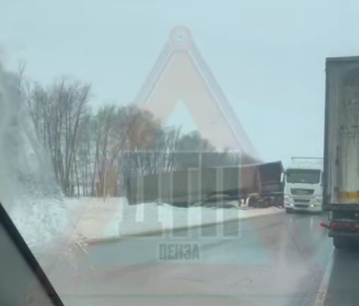 Очевидцы сообщают о вылете большегруза в кювет на трассе М-5 Урал