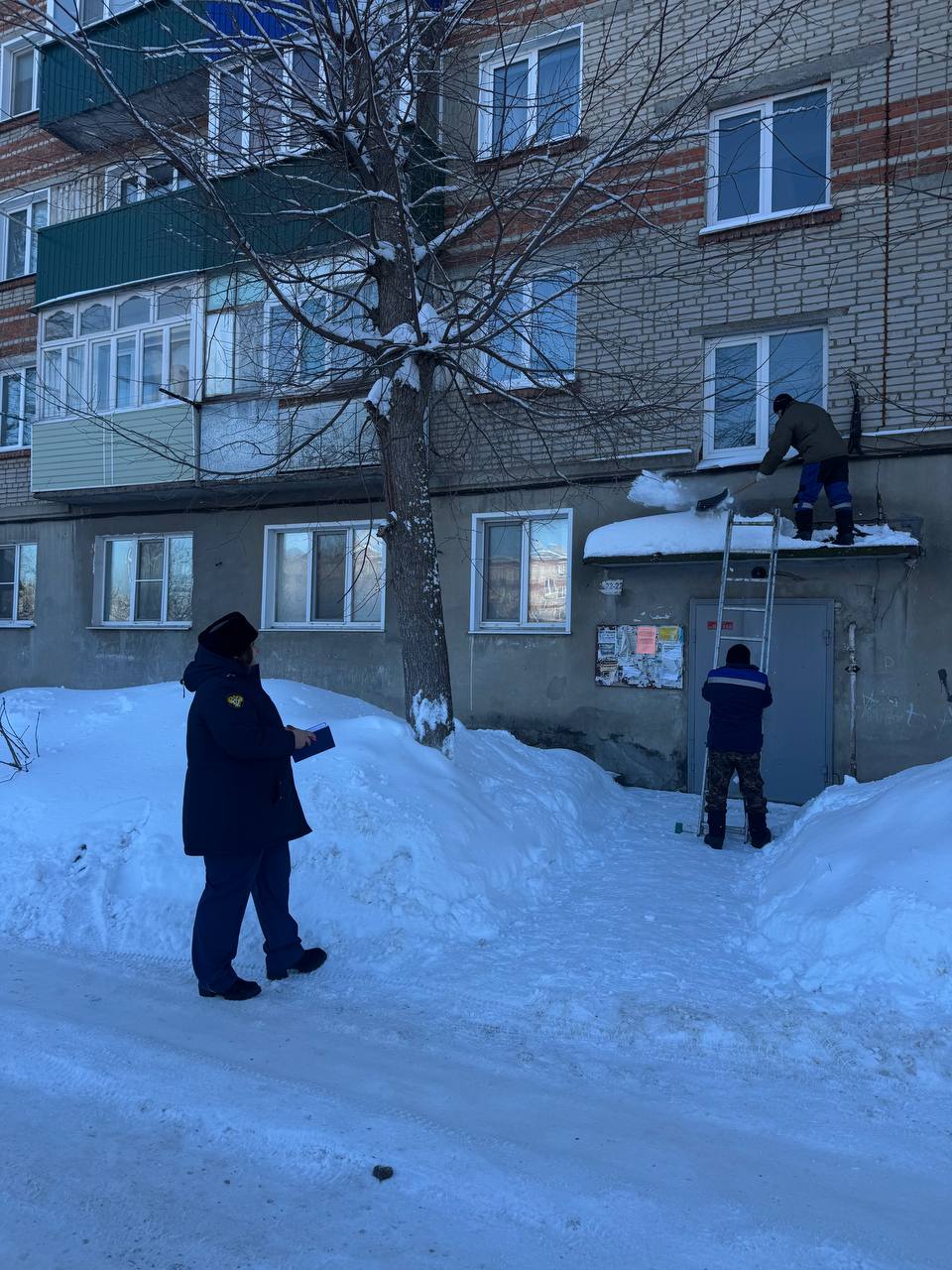 В Сердобске коммунальщиков заставили убирать наледь после прокурорской проверки