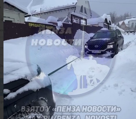 Пензенцам утром 2 февраля пришлось вырубать свои машины из ледяного панциря