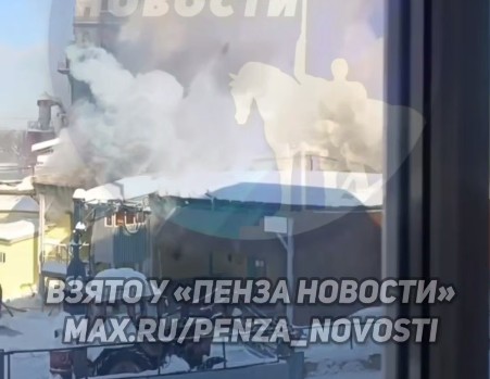 В Пензе горит элеватор на улице Каляева, здание окутано густым дымом