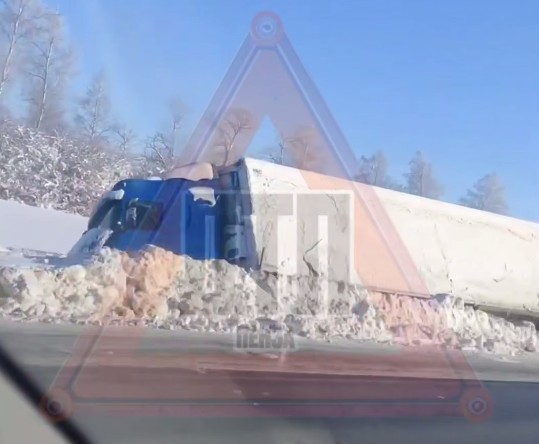 На трассе Тамбов — Пенза фура вылетела в кювет и легла на бок