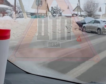 В Бессоновке машины столкнулись лоб в лоб и влетели в сугроб