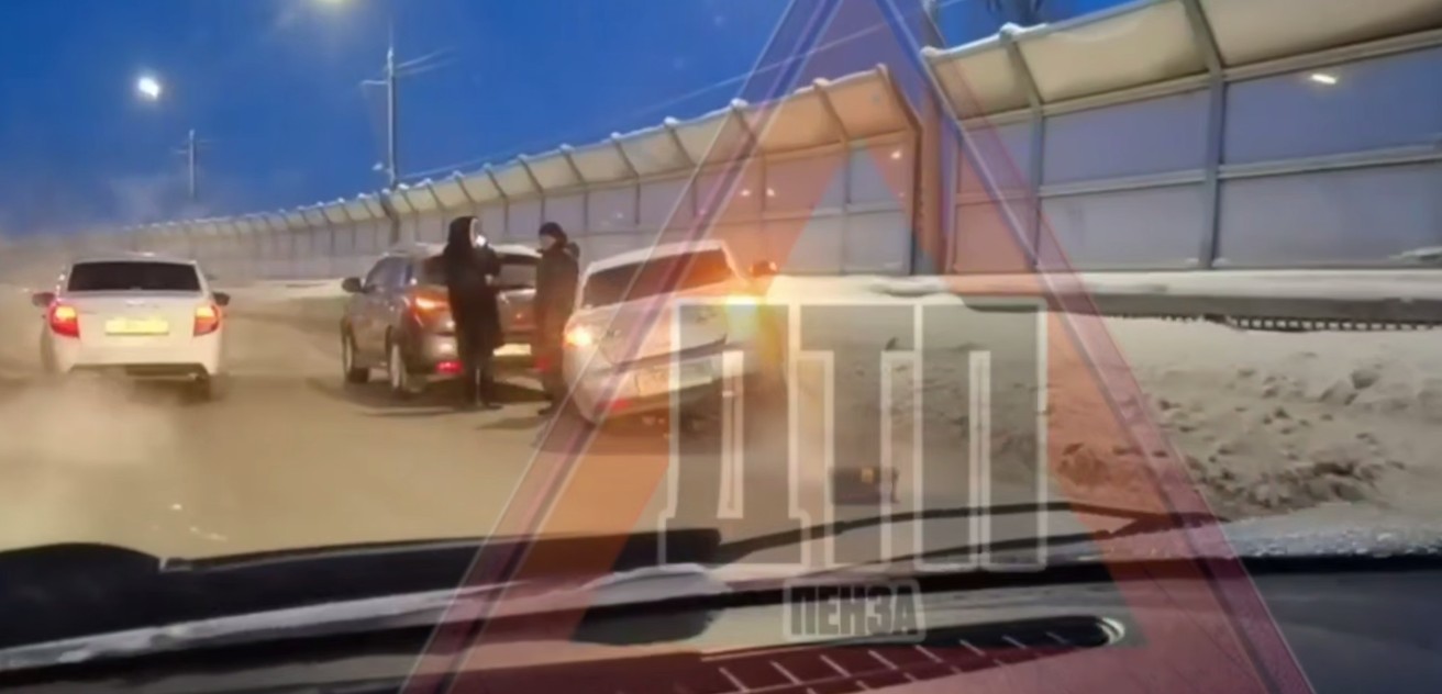 Две машины отбросило к ограждению моста им. Капашина в Пензе после ДТП