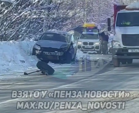 В Ахунах столкнулись три автомобиля, у одного из них оторвало колесо