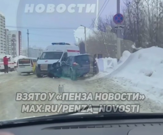 В Пензе 10 февраля иномарка протаранила машину скорой помощи