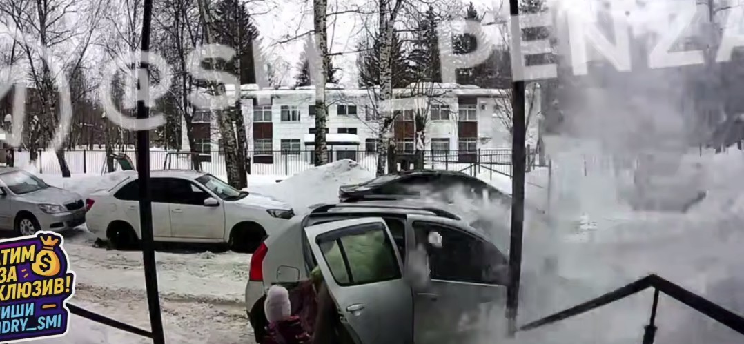 17 февраля в Пензе снег с крыши едва не рухнул на ребенка