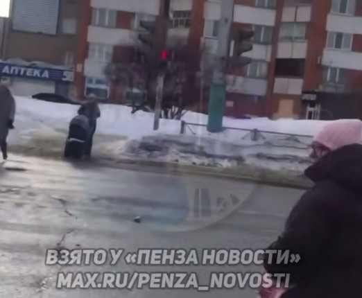 Пешеходы рискуют попасть под машину на ул. Суворова из-за нерабочего светофора