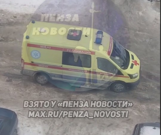 Реанимация с трудом пробилась через лед и колдобины во дворе на Ворошилова