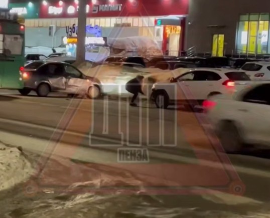 На улице Карпинского в Пензе столкнулись два легковых автомобиля 19 февраля