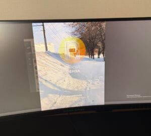 Снегоуборщики завалили тротуар на проспекте Победы в Пензе