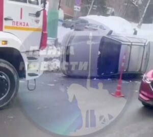 На улице Захарова в Пензе перевернулась легковушку, образовалась пробка