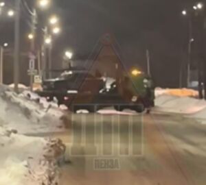 В Пензе ночью 25 февраля иномарка съехала с дороги и застряла в сугробе
