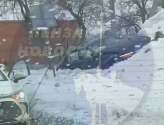 Очередная иномарка оказалась в сугробе из-за гололеда