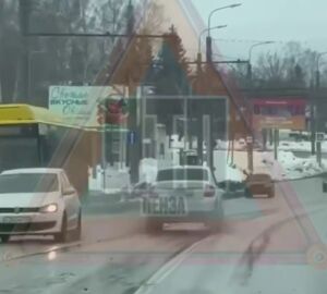 В пензенской Терновке легковушку мотало по дороге на глазах у очевидцев