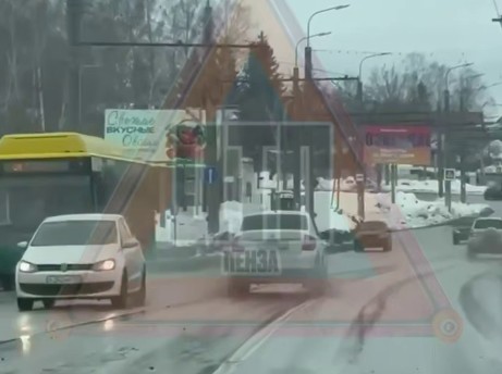 В пензенской Терновке легковушку мотало по дороге на глазах у очевидцев