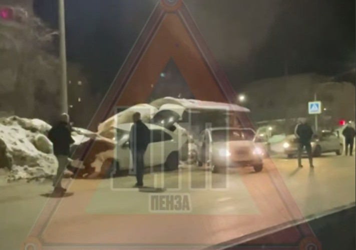 В сети появилось видео последствий ночного столкновения машин в Заречном