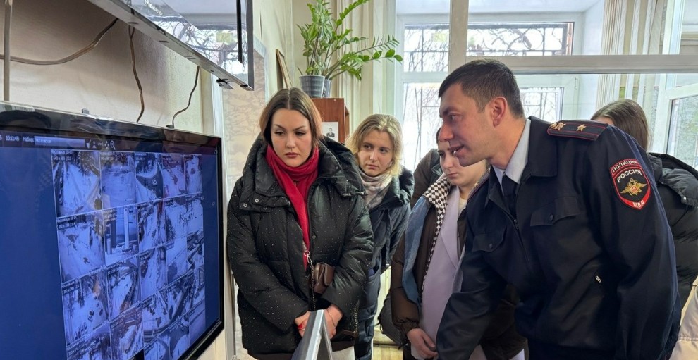 Полицейские Пензы показали студентам работу дежурной части и боевую подготовку