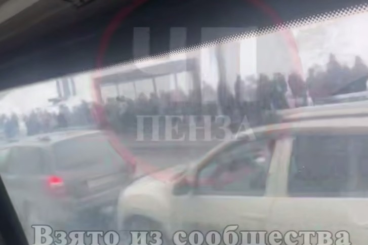 После отмены ракетной опасности на остановках Пензы собрались толпы людей