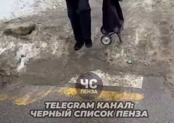 Пензенцы жалуются на «ледяной панцирь» на пересечении улиц Пушкина и Ставского