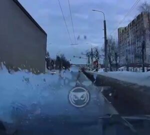 В Пензе падающий с фуры лед оставил вмятину на кузове легковушки