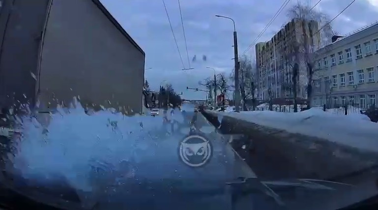 В Пензе падающий с фуры лед оставил вмятину на кузове легковушки