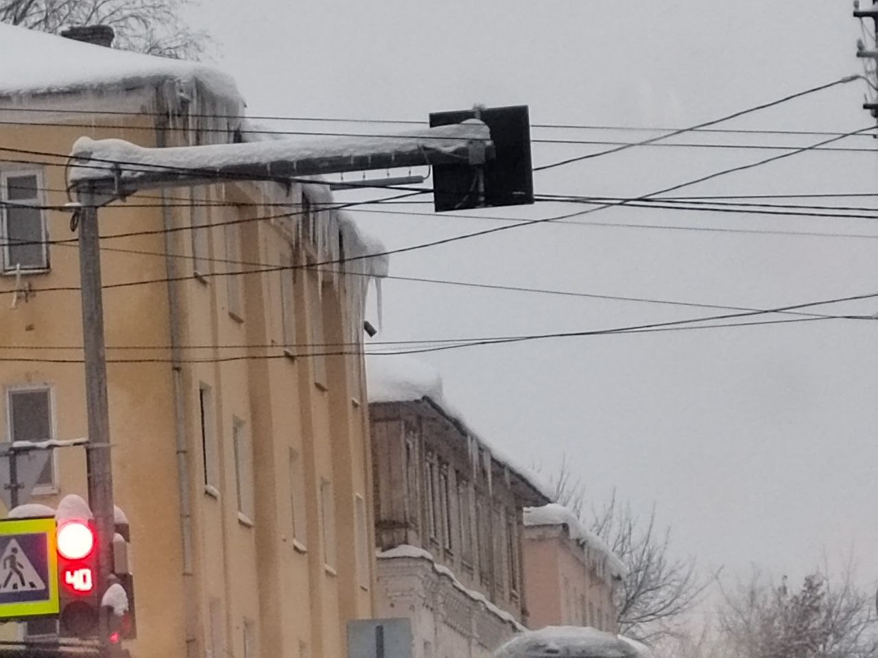 Жители Пензы рассказали, по каким адресам пешеходов поджидают сосульки-убийцы