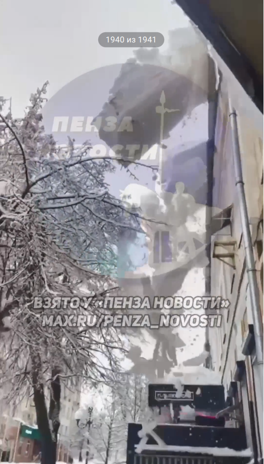 На улице Московской сошедший с крыши снег разрушил городскую мебель